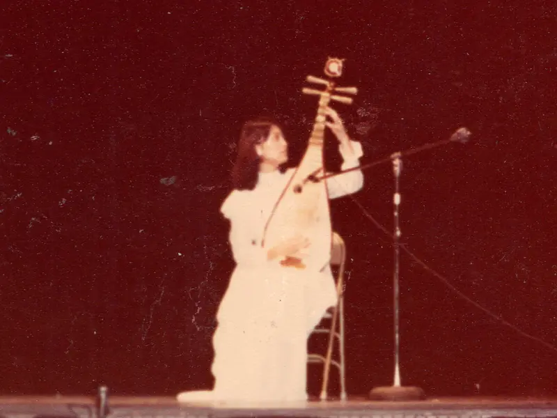 Sara playing Pipa